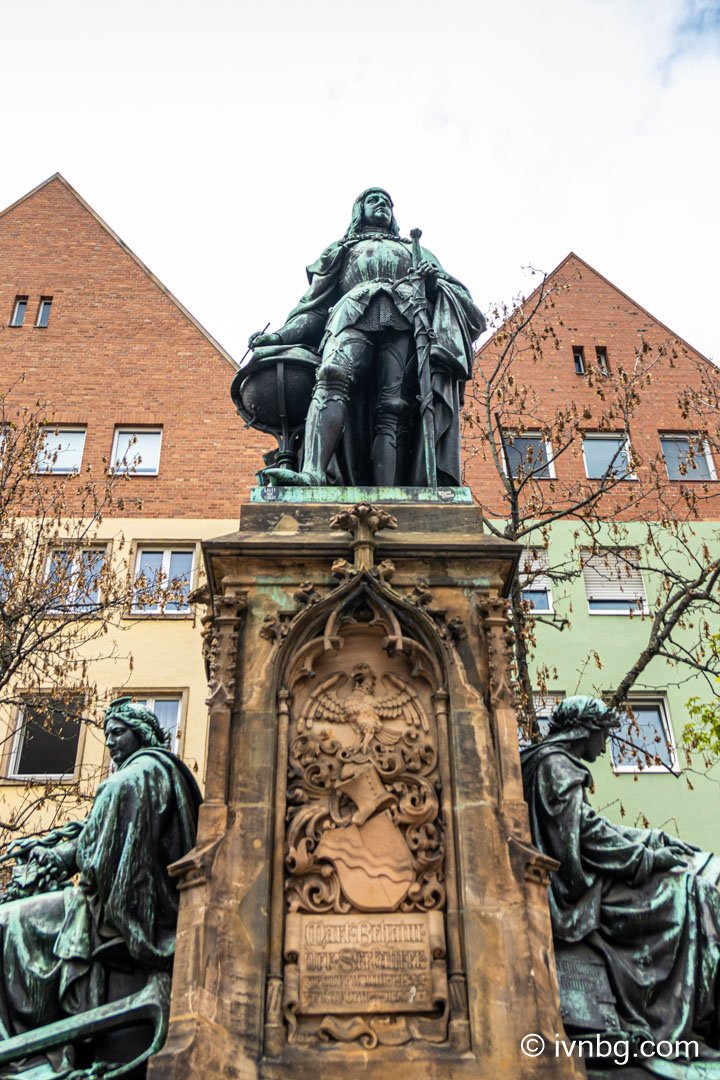 Theresienplatz Martin-Behaim-Denkmal 