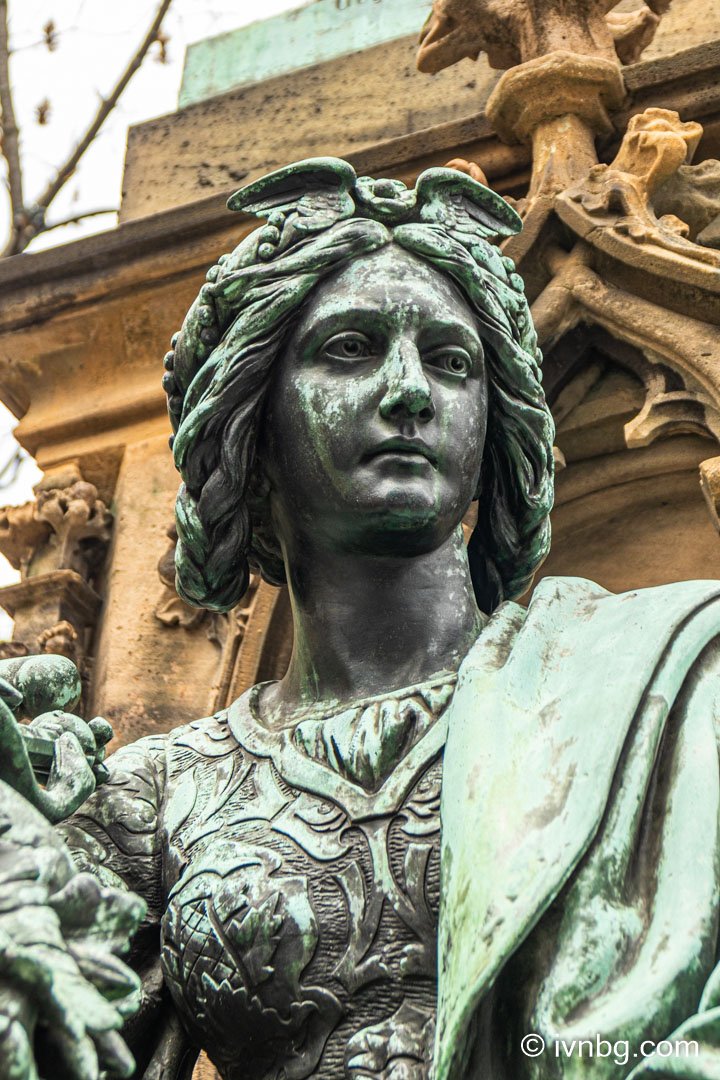 Theresienplatz Martin-Behaim-Denkmal 